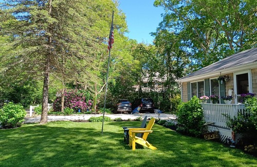 East Chop House | Charming 3BR Vineyard Retreat, Lg Deck w/Kitchen, Near Beach, Town Ctr & Ferry