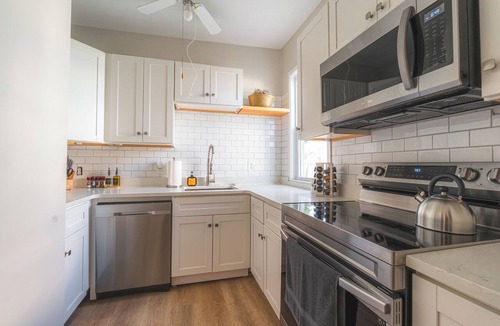 Salem Apartment | Charming 4 BDR - 10 min Walk to Downtown & Free parking!