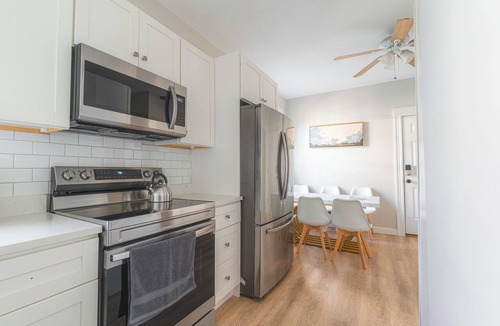 Salem Apartment | Charming 4 BDR - 10 min Walk to Downtown & Free parking!