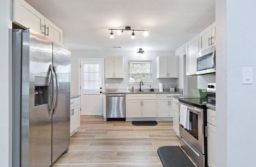 Hampton House | Charming 4-bedroom bungalow with AC and WiFi in Hampton, with washer and dryer.