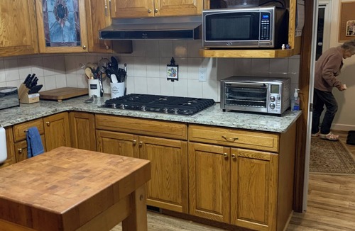 Montross House | Charming 4-bedroom home with WiFi, AC , deck and firepit in delightful Montross