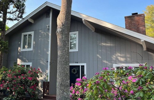 Mashpee House | Charming 4-bedroom House with Seasonal Outdoor Pool, Patio and Wood-Fired Sauna
