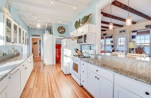 East Falmouth Cottage | Charming 6-bedroom oceanfront cottage in Falmouth