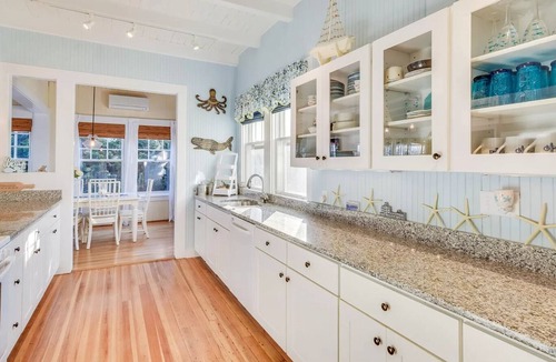 East Falmouth Cottage | Charming 6-bedroom oceanfront cottage in Falmouth