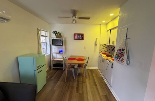 Central Oakland Park Apartment | Charming apartment in fantastic Oakland Park with cool AC - Pets OK ! huge yard