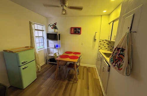 Central Oakland Park Apartment | Charming apartment in fantastic Oakland Park with cool AC - Pets OK ! huge yard