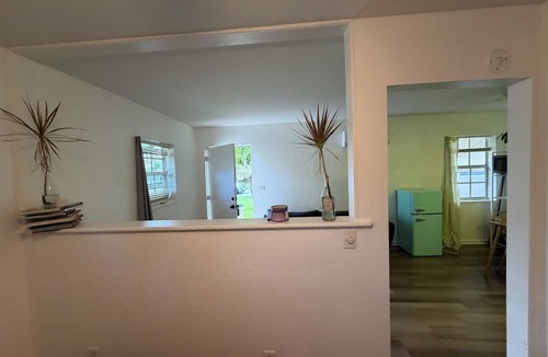 Central Oakland Park Apartment | Charming apartment in fantastic Oakland Park with cool AC - Pets OK ! huge yard