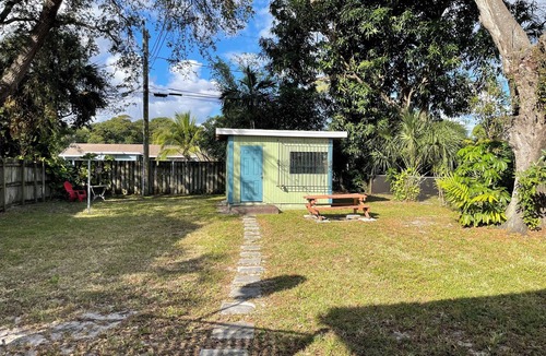 Central Oakland Park Apartment | Charming apartment in fantastic Oakland Park with cool AC - Pets OK ! huge yard
