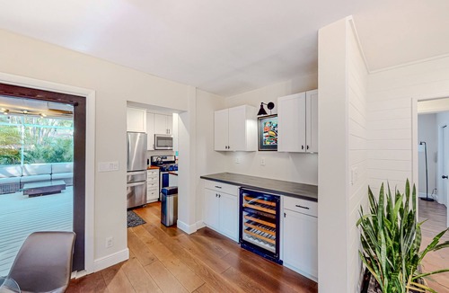 Colee Hammock House | Charming beach retreat 1 block from Las Olas with dog-friendly yard & lanai