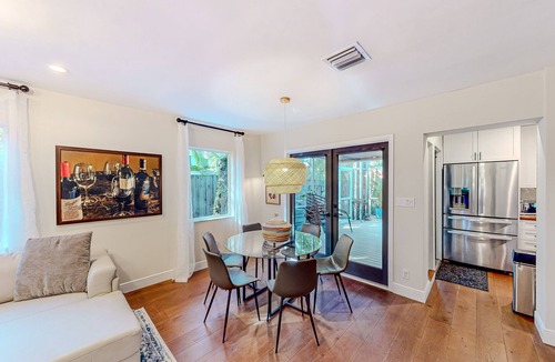 Colee Hammock House | Charming beach retreat 1 block from Las Olas with dog-friendly yard & lanai