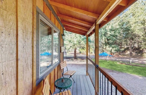 Woods Bay House | Charming cabin in Big Fork, pet friendly, firepit, 5 min to Lake, fly-fishing