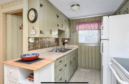 Bass River House | Charming Cape Cod Family Cottage - 5 min walk to beach! BRING FIDO!