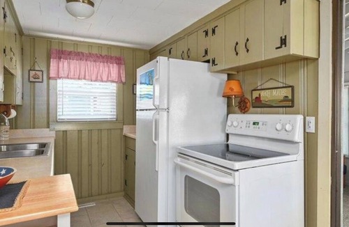 Bass River House | Charming Cape Cod Family Cottage - 5 min walk to beach! BRING FIDO!