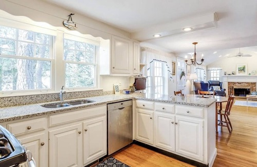 Northwest Harwich Cottage | Charming Cape Cod Cottage walking distance to the beach