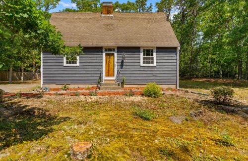 Brewster House | Charming Cape Cod Cottage Fire Pit Pet Friendly Minutes to the Beach