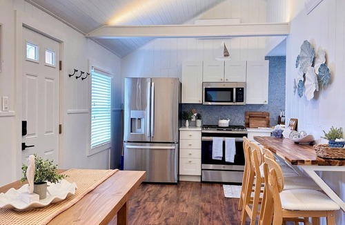 South Yarmouth House | Charming Cape Cod Getaway- EV Charger, Mini Golf, Walk to The Beach, Pets Okay!