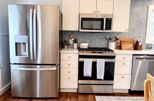 South Yarmouth House | Charming Cape Cod Getaway- EV Charger, Mini Golf, Walk to The Beach, Pets Okay!