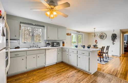 East Harwich House | Charming Cape Cod home, central to everything! Pet-friendly!