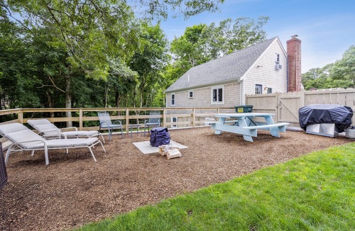 Hyannis House | Charming Cape 🌞 With Beach Pass Included, Close to Beaches and Downtown
