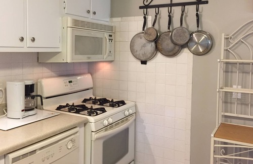 Centerville House | Charming Coastal Cottage - walk to Craigville Beach