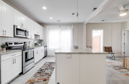 Issue Condo | Charming Coastal Getaway: Explore and Relax in our 2 Bedroom Downtown Rental