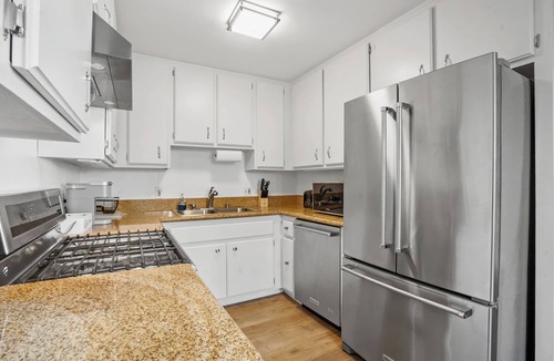 Faircrest Heights Condo | Charming Condo in the Pico-Robertson area of LA/2-bed + 2.5 Bath/2 Parking spots