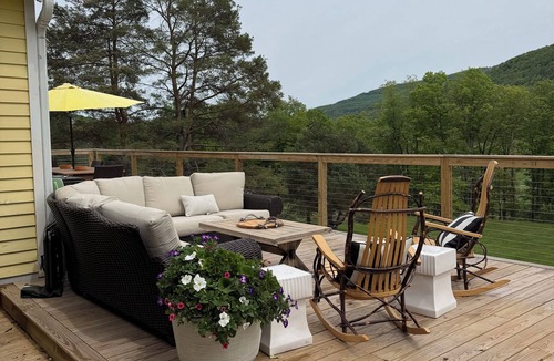 Windham Cottage | Charming Cottage w/Mountain Views,2 Acres, Family & Dog Friendly,Spa Soaking Tub