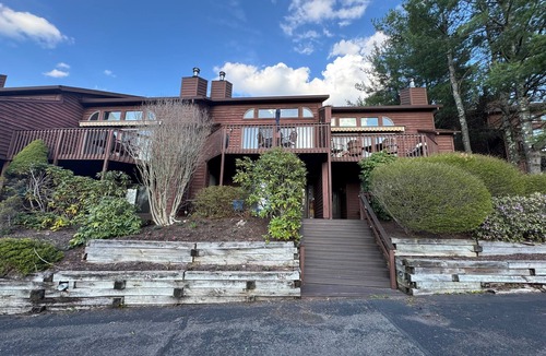 Sunplace Condo | Charming & cozy retreat minutes to Wisp-lake & Mnt. views/access & indoor pool!