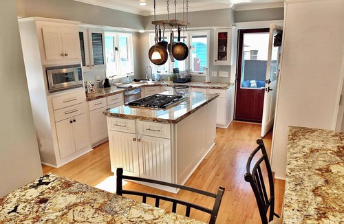 Bluff Heights House | Charming Craftsman, Walk to Beach, World Cup