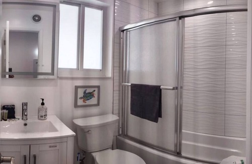 Downtown Hollywood Apartment | Charming DBL w/pool& parking 15 min to FLL & Beach