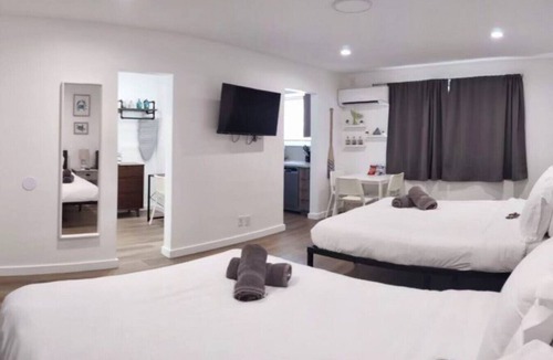 Downtown Hollywood Apartment | Charming DBL w/pool& parking 15 min to FLL & Beach