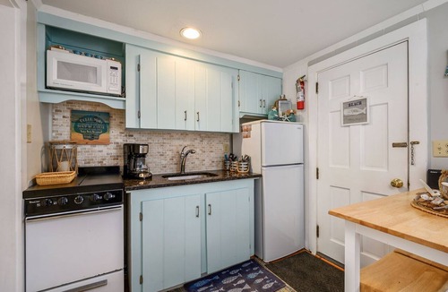 Dennis Port Condo | Charming Dennis Port Getaway for Two with Pool & Walk to Beach