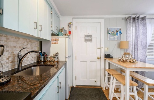 Dennis Port Condo | Charming Dennis Port Getaway for Two with Pool & Walk to Beach