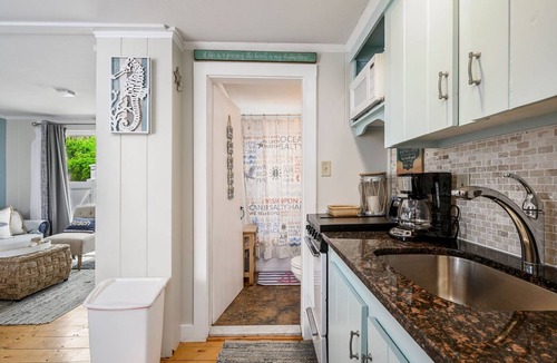 Dennis Port Condo | Charming Dennis Port Getaway for Two with Pool & Walk to Beach