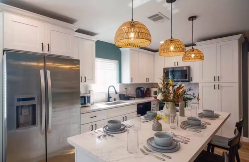 Monrovia House | Charming Detached Bungalow in Historic Old Town Monrovia Kingsize Bed！