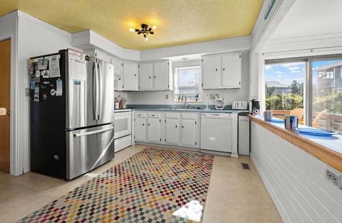 Avon Cottage | Charming dog-friendly cottage w/Hot Tub, Smart TVs, Community Pool & Pickleball