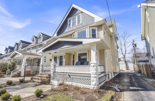 Cleveland House | Charming Duplex Near Shaker Square Cleveland
