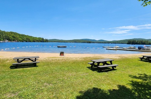 Town of Webb Cottage | Charming Eagle Bay Cottage — 2 min walk to private Fourth Lake beach!