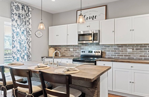 Bumpass House | Charming Farmhouse in Mineral, conveniently located near Short Pump & Lake Anna