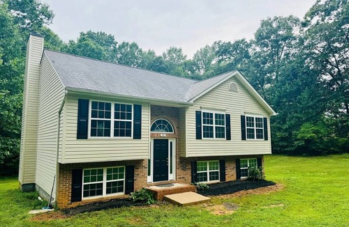 Ruby House | Charming Guesthouse at Hidden Lake Stafford 2 bedroom 2 full bath with AC