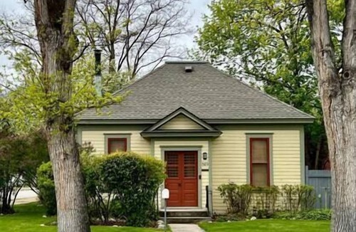 Hamilton House | Charming historic 2-bedroom South Side Hamilton home, 5-minute walk to downtown