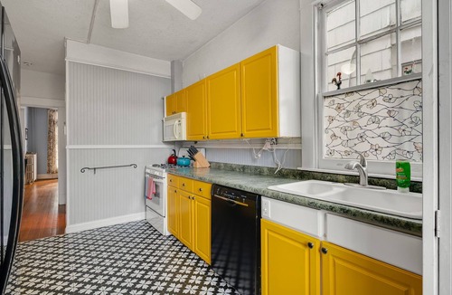 Richmond House | Charming Historic Home-Walk to Carytown-Fence-Pet Friendly-Hotel-grade Towels