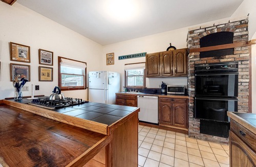 East Chop House | Charming Home with High-Speed WiFi, Washer/Dryer, Furnished Deck, & Gas Grill