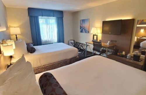 Pembroke Park Hotel | Charming hotel room in fabulous with amenities & close to Hardrock Stadium