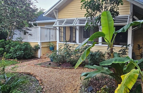Riverside Park House | Charming Key West style cottage + tropical bungalow + kayaks + cold plunge