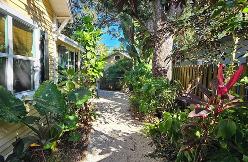 Riverside Park House | Charming Key West style cottage + tropical bungalow + kayaks + cold plunge