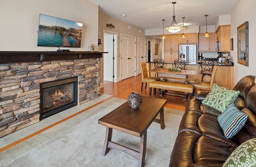 Sandpoint Condo | Charming Lakefront Escape with Pool & Hot Tub