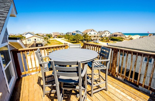 South Nags Head House | Charming OCEANSIDE Cottage Steps from the Beach in South Nags Head