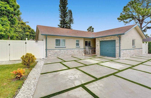 Lauderhill House | Charming Residential home 4/2 plus Den close to Sawgrass mall, Beaches.