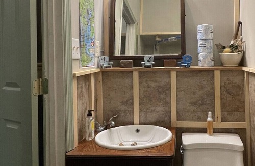 Hollywood House | Charming Rustic Boathouse right on the water!
